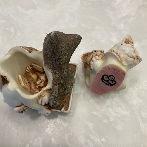 Harmony Kingdom Powder Room Cats Trinket Box Figurine, 2.5" tall x 2.25" wide - Picture 7 of 9